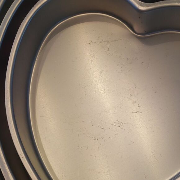 Set of 4 Wilton Heart Shaped Cake Pans With 18" Round Base Plate and Round Pan - Picture 13 of 17